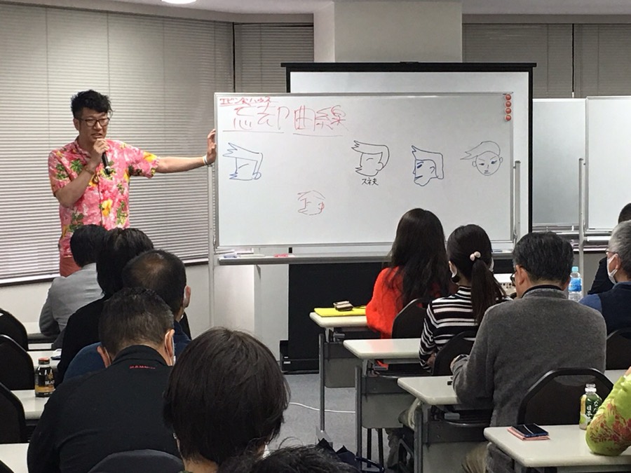 ホワイトボードを使って解説する鈴木正行