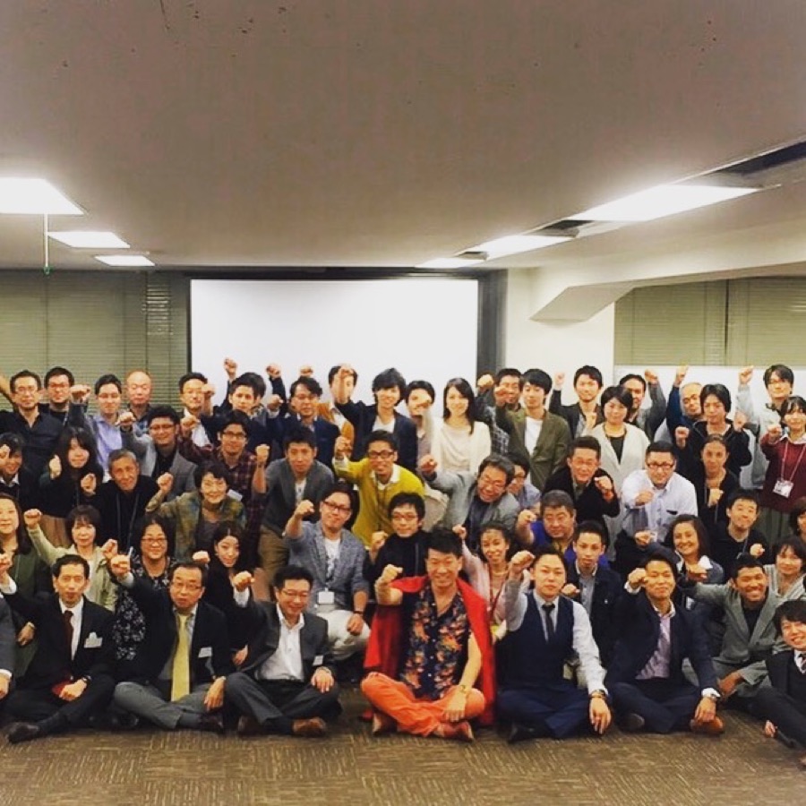 受講生がガッツポーズをとる集合写真
